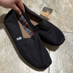 Brand new Men’s TOMS